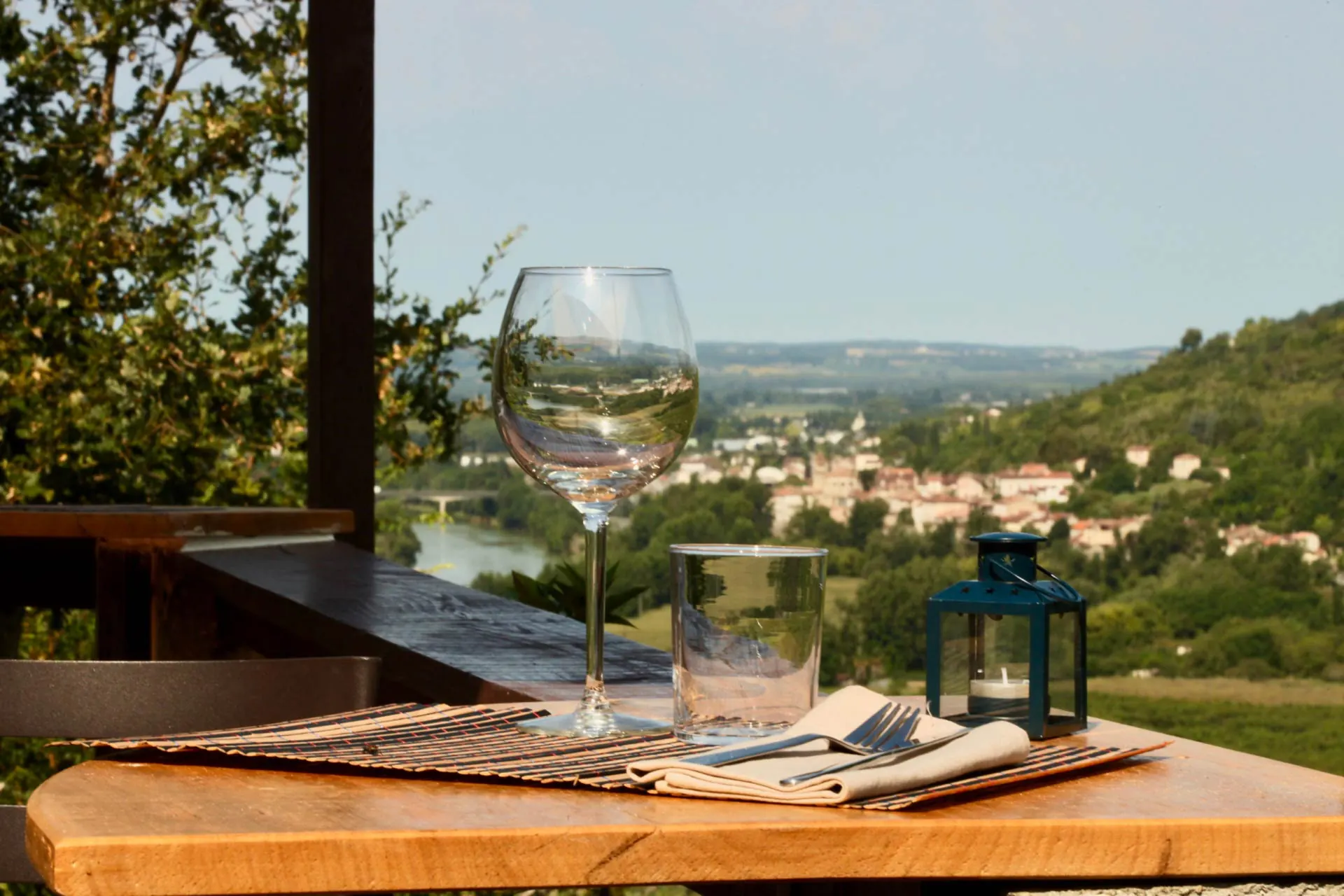 Table dressée sur la terrasse, vue sur la vallée de la Garonne
